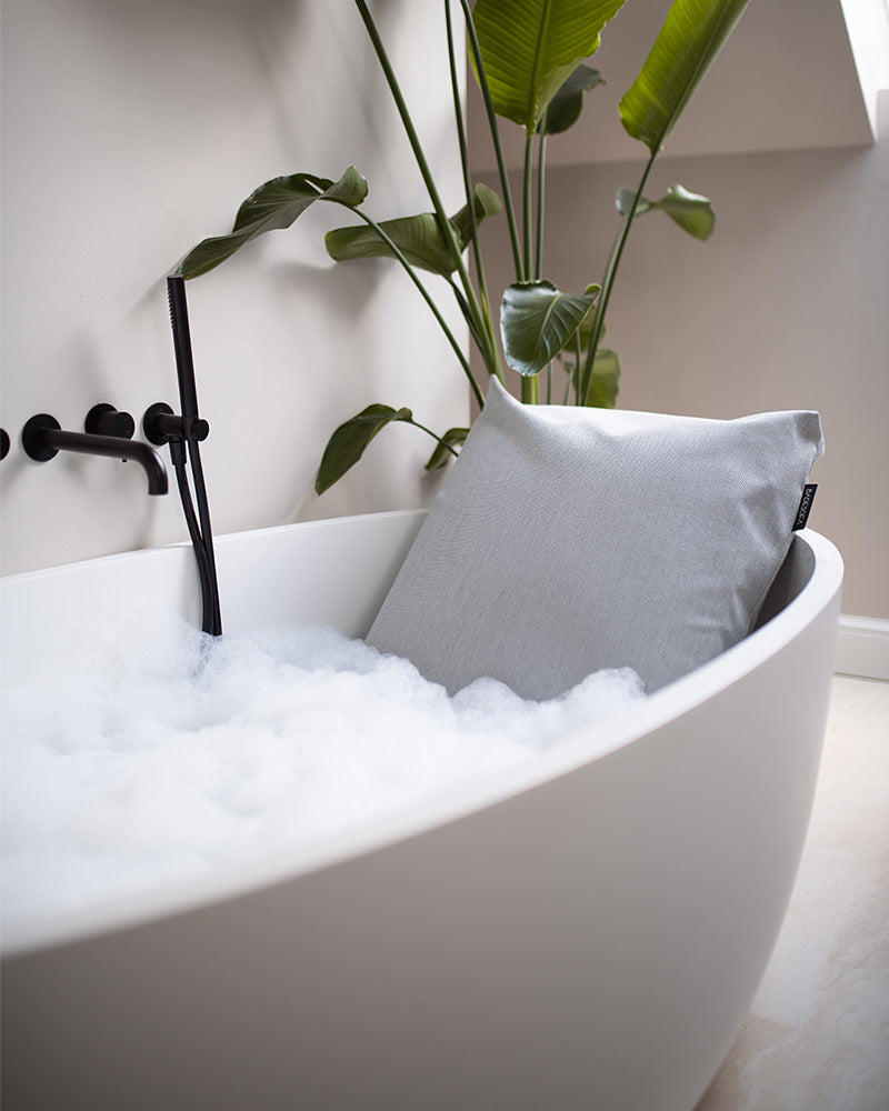 Graues Badesofa Rückenkissen (Size Large) in einer freistehenden Badewanne.