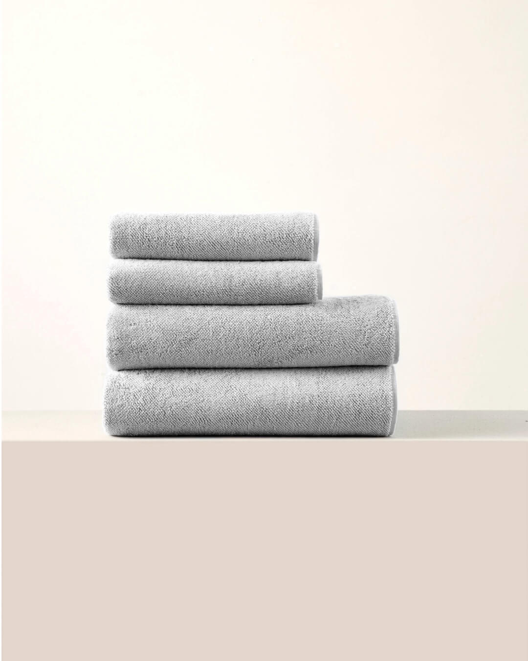 Stapel aus vier Handtüchern in Grau