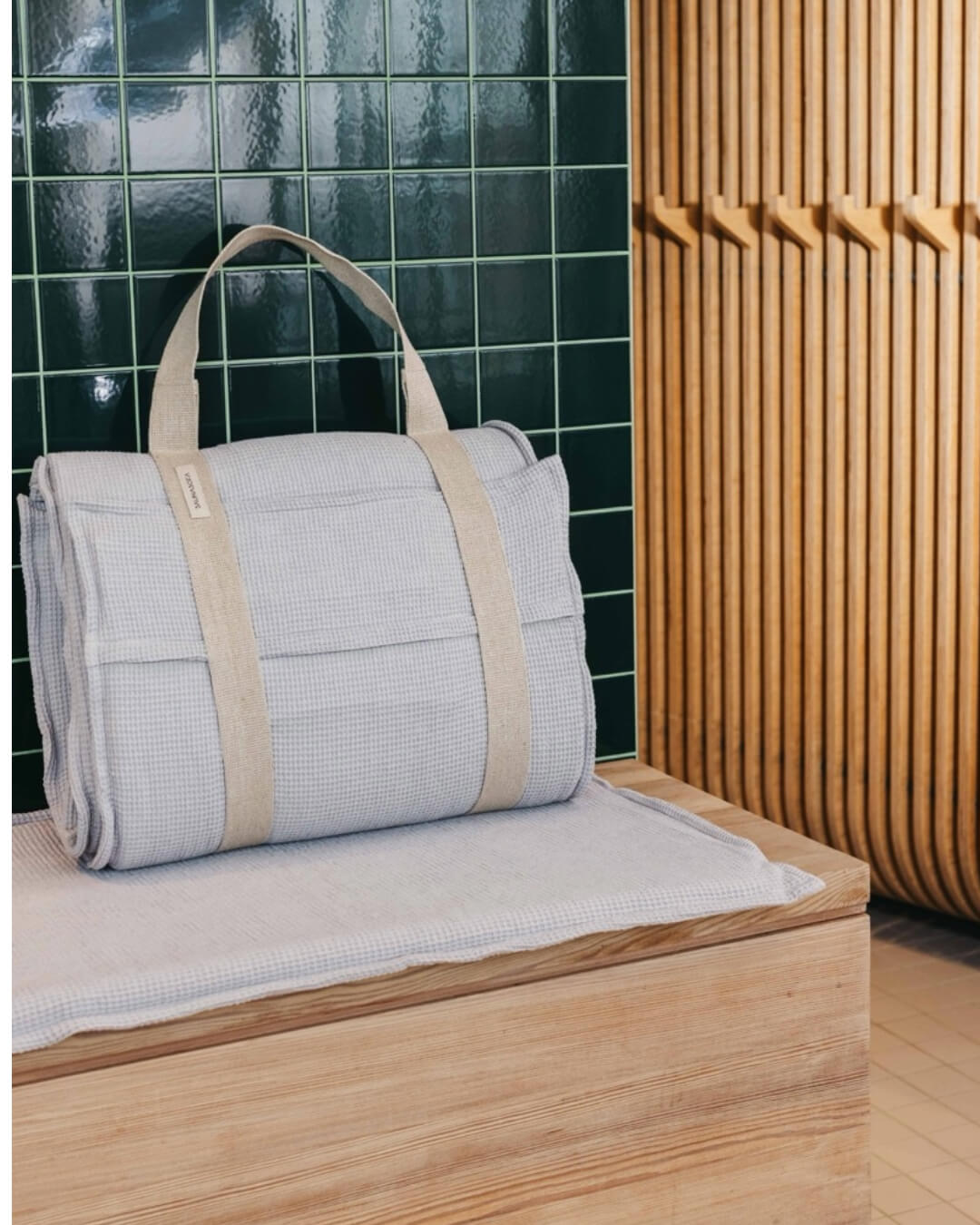 Zusammengerolltes Saunasofa Set long mit Tragegurt in Grau $ Farbe Cloud