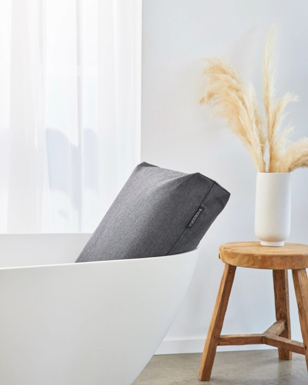 Nahaufnahme eines Anthrazit Badesofa Rückenkissen (Size Large) in einer freistehenden Badewanne. 