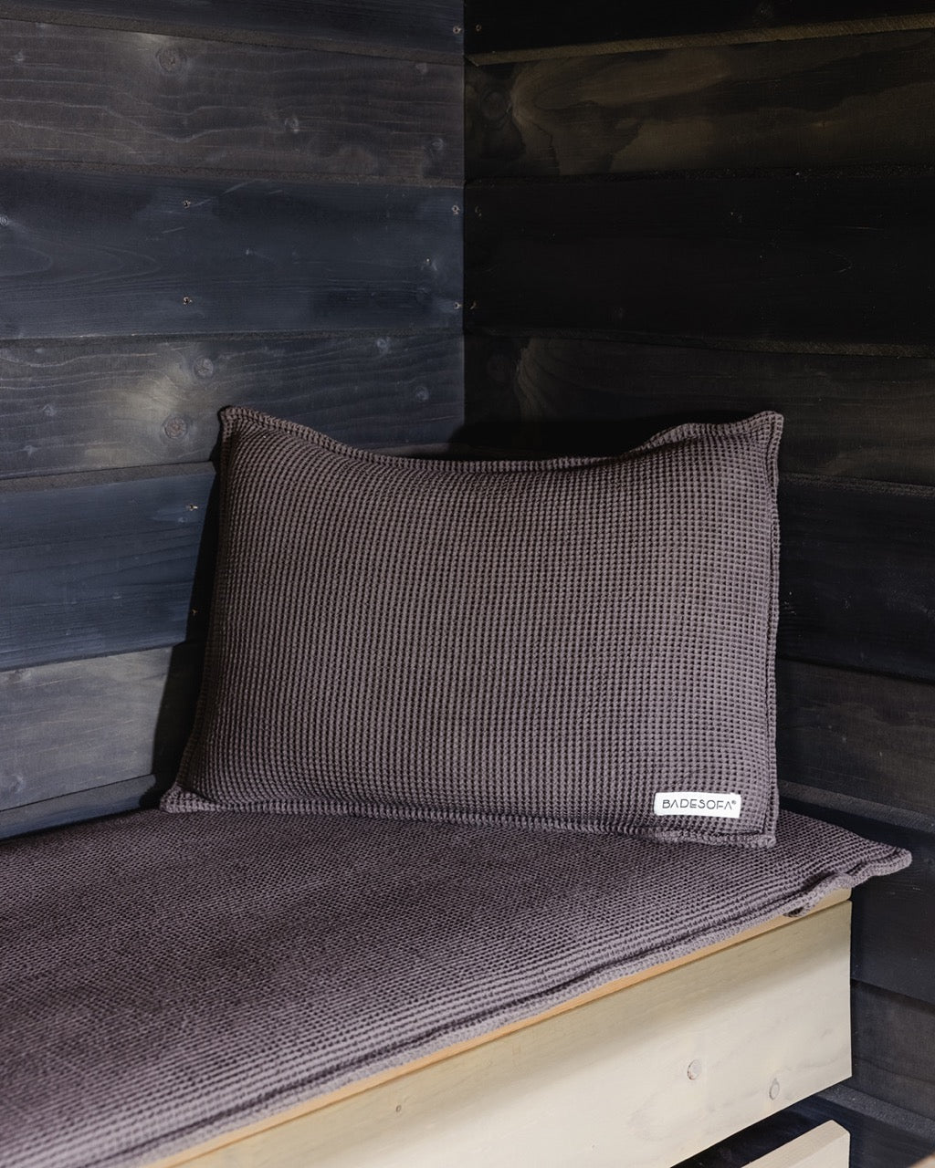 Nahaufnahme von einem Saunakopfkissen und einer Saunaauflage in der Farbe Mocha . 