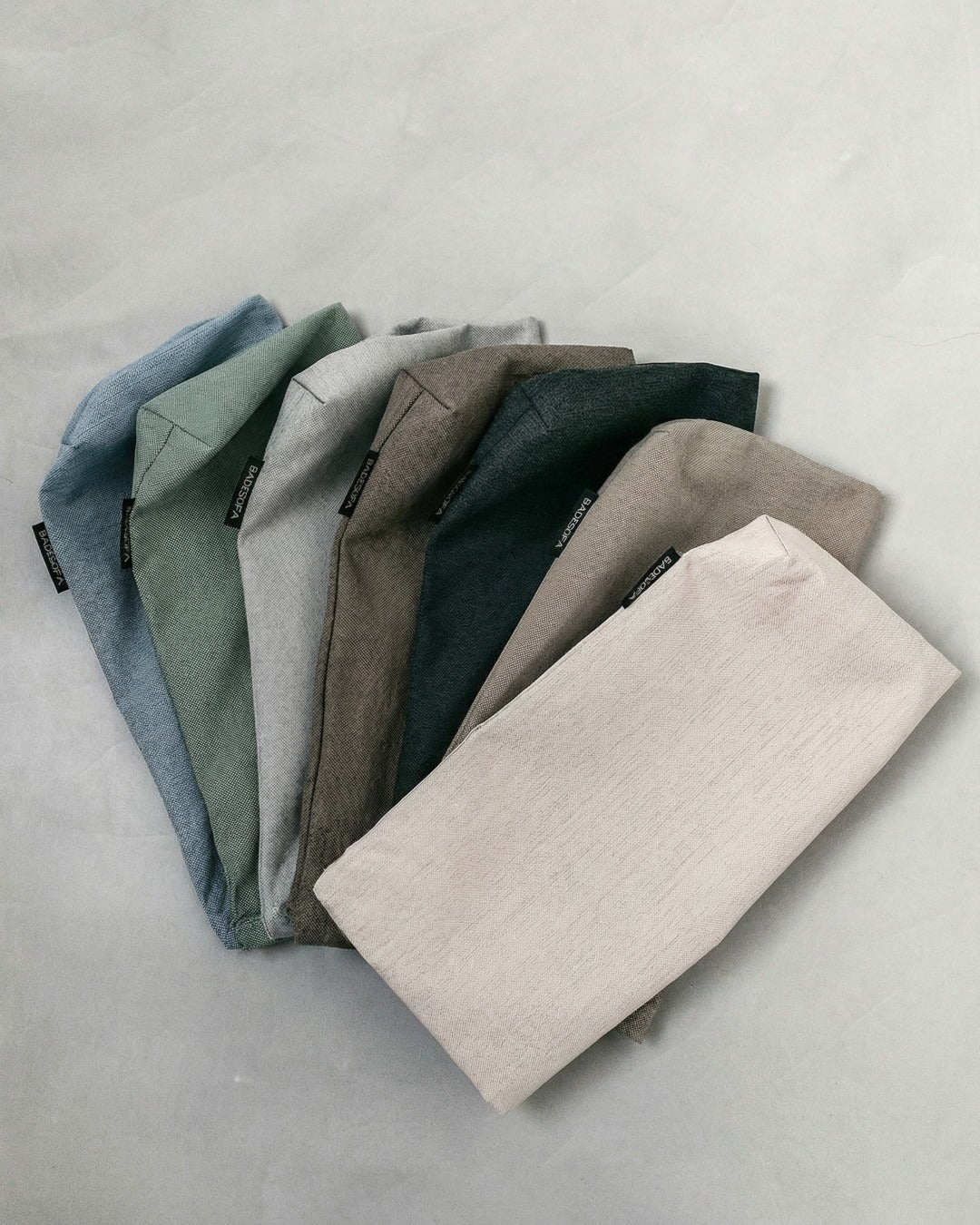 Wechselbezüge für alle Badesofa Kissen in den den sechs Farben Blau, Grün, Grau, Anthrazit, Beige und Perlmutt